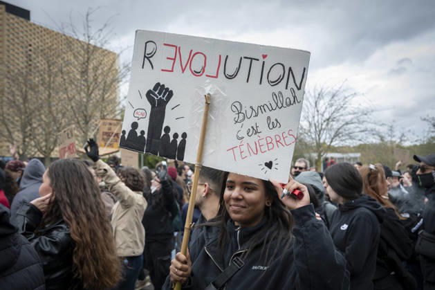 24.10.2026, Lothringen, Metz. Erneut demonstrieren am Samstag mehrere hundert Menschen im franzoesischen Metz. Schueler, Studenten, Gewerkschaften und Gelbwesten versammeln sich auf dem Place de la Republique. Von dort ziehen sie durch die Innenstadt vor das Centre Pompidou Metz. Begleitet von starken Polizeikraeften verlaeuft die Versammlung bis zum Nachmittag friedlich.