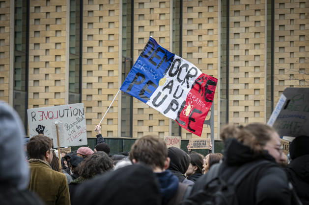 24.10.2026, Lothringen, Metz. Erneut demonstrieren am Samstag mehrere hundert Menschen im franzoesischen Metz. Schueler, Studenten, Gewerkschaften und Gelbwesten versammeln sich auf dem Place de la Republique. Von dort ziehen sie durch die Innenstadt vor das Centre Pompidou Metz. Begleitet von starken Polizeikraeften verlaeuft die Versammlung bis zum Nachmittag friedlich.