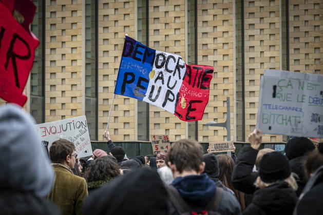24.10.2026, Lothringen, Metz. Erneut demonstrieren am Samstag mehrere hundert Menschen im franzoesischen Metz. Schueler, Studenten, Gewerkschaften und Gelbwesten versammeln sich auf dem Place de la Republique. Von dort ziehen sie durch die Innenstadt vor das Centre Pompidou Metz. Begleitet von starken Polizeikraeften verlaeuft die Versammlung bis zum Nachmittag friedlich.