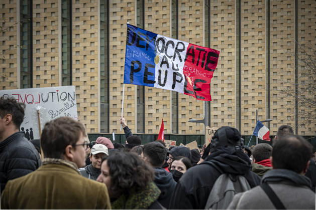 24.10.2026, Lothringen, Metz. Erneut demonstrieren am Samstag mehrere hundert Menschen im franzoesischen Metz. Schueler, Studenten, Gewerkschaften und Gelbwesten versammeln sich auf dem Place de la Republique. Von dort ziehen sie durch die Innenstadt vor das Centre Pompidou Metz. Begleitet von starken Polizeikraeften verlaeuft die Versammlung bis zum Nachmittag friedlich.