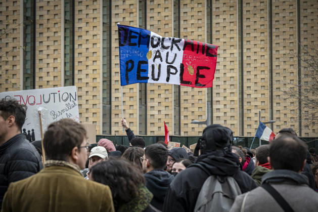 24.10.2026, Lothringen, Metz. Erneut demonstrieren am Samstag mehrere hundert Menschen im franzoesischen Metz. Schueler, Studenten, Gewerkschaften und Gelbwesten versammeln sich auf dem Place de la Republique. Von dort ziehen sie durch die Innenstadt vor das Centre Pompidou Metz. Begleitet von starken Polizeikraeften verlaeuft die Versammlung bis zum Nachmittag friedlich.