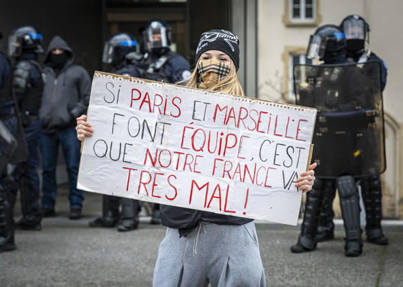 24.10.2026, Lothringen, Metz. Erneut demonstrieren am Samstag mehrere hundert Menschen im franzoesischen Metz. Schueler, Studenten, Gewerkschaften und Gelbwesten versammeln sich auf dem Place de la Republique. Von dort ziehen sie durch die Innenstadt vor das Centre Pompidou Metz. Begleitet von starken Polizeikraeften verlaeuft die Versammlung bis zum Nachmittag friedlich.