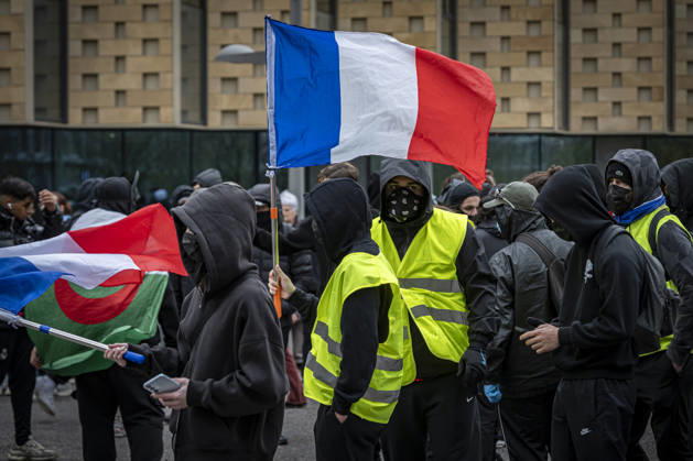 24.10.2026, Lothringen, Metz. Erneut demonstrieren am Samstag mehrere hundert Menschen im franzoesischen Metz. Schueler, Studenten, Gewerkschaften und Gelbwesten versammeln sich auf dem Place de la Republique. Von dort ziehen sie durch die Innenstadt vor das Centre Pompidou Metz. Begleitet von starken Polizeikraeften verlaeuft die Versammlung bis zum Nachmittag friedlich.