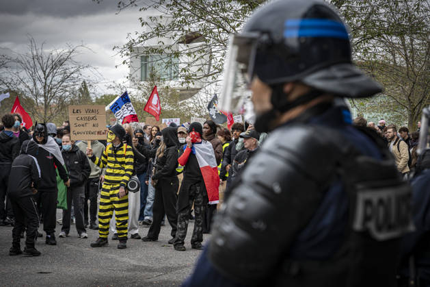 24.10.2026, Lothringen, Metz. Erneut demonstrieren am Samstag mehrere hundert Menschen im franzoesischen Metz. Schueler, Studenten, Gewerkschaften und Gelbwesten versammeln sich auf dem Place de la Republique. Von dort ziehen sie durch die Innenstadt vor das Centre Pompidou Metz. Begleitet von starken Polizeikraeften verlaeuft die Versammlung bis zum Nachmittag friedlich.
