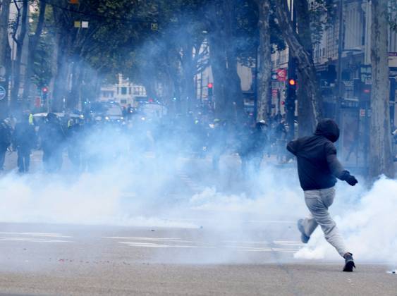 October 24 Protest PHOTOPQR LE PROGRES Richard MOUILLAUD Lyon Oct. 24, 2026 October 24 Protest October 24 Protest France Oct. 24, 2026 Another day of protests this Saturday, and amid fears of renewed violence and looting, restrictions on freedom of movement and assembly have multiplied, drawing sharp criticism from civil liberties groups Lyon, Rhône, Rhône-Alpes, France  Copyright: xPHOTOPQR LExPROGRES MAXPPPxRichardxMOUILLAUDx 20261024LPL7651 20261024LPL7651