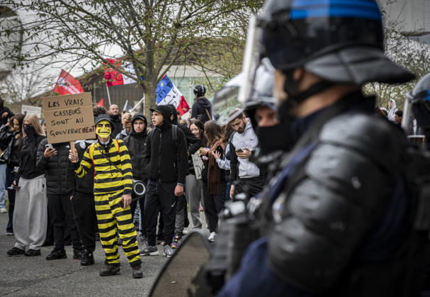 24.10.2026, Lothringen, Metz. Erneut demonstrieren am Samstag mehrere hundert Menschen im franzoesischen Metz. Schueler, Studenten, Gewerkschaften und Gelbwesten versammeln sich auf dem Place de la Republique. Von dort ziehen sie durch die Innenstadt vor das Centre Pompidou Metz. Begleitet von starken Polizeikraeften verlaeuft die Versammlung bis zum Nachmittag friedlich.