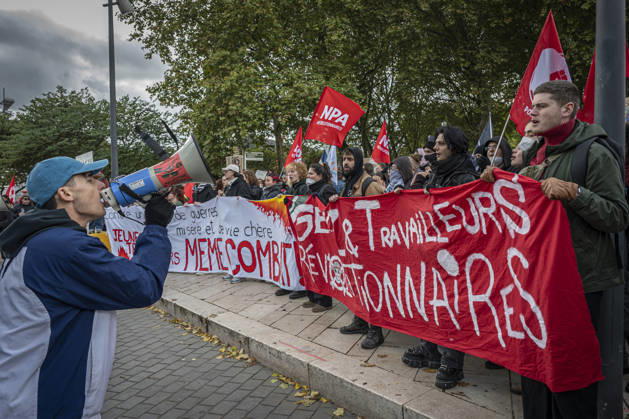 24.10.2026, Lothringen, Metz. Erneut demonstrieren am Samstag mehrere hundert Menschen im franzoesischen Metz. Schueler, Studenten, Gewerkschaften und Gelbwesten versammeln sich auf dem Place de la Republique. Von dort ziehen sie durch die Innenstadt vor das Centre Pompidou Metz. Begleitet von starken Polizeikraeften verlaeuft die Versammlung bis zum Nachmittag friedlich.