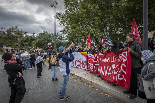24.10.2026, Lothringen, Metz. Erneut demonstrieren am Samstag mehrere hundert Menschen im franzoesischen Metz. Schueler, Studenten, Gewerkschaften und Gelbwesten versammeln sich auf dem Place de la Republique. Von dort ziehen sie durch die Innenstadt vor das Centre Pompidou Metz. Begleitet von starken Polizeikraeften verlaeuft die Versammlung bis zum Nachmittag friedlich.