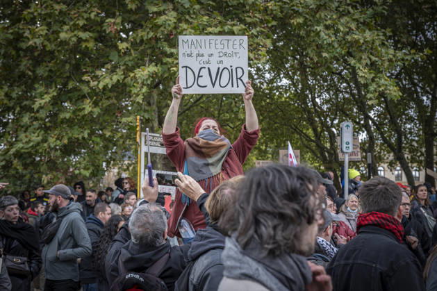 24.10.2026, Lothringen, Metz. Erneut demonstrieren am Samstag mehrere hundert Menschen im franzoesischen Metz. Schueler, Studenten, Gewerkschaften und Gelbwesten versammeln sich auf dem Place de la Republique. Von dort ziehen sie durch die Innenstadt vor das Centre Pompidou Metz. Begleitet von starken Polizeikraeften verlaeuft die Versammlung bis zum Nachmittag friedlich.
