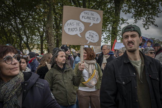 24.10.2026, Lothringen, Metz. Erneut demonstrieren am Samstag mehrere hundert Menschen im franzoesischen Metz. Schueler, Studenten, Gewerkschaften und Gelbwesten versammeln sich auf dem Place de la Republique. Von dort ziehen sie durch die Innenstadt vor das Centre Pompidou Metz. Begleitet von starken Polizeikraeften verlaeuft die Versammlung bis zum Nachmittag friedlich.