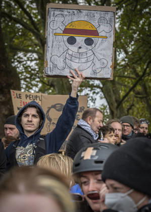 24.10.2026, Lothringen, Metz. Erneut demonstrieren am Samstag mehrere hundert Menschen im franzoesischen Metz. Schueler, Studenten, Gewerkschaften und Gelbwesten versammeln sich auf dem Place de la Republique. Von dort ziehen sie durch die Innenstadt vor das Centre Pompidou Metz. Begleitet von starken Polizeikraeften verlaeuft die Versammlung bis zum Nachmittag friedlich.