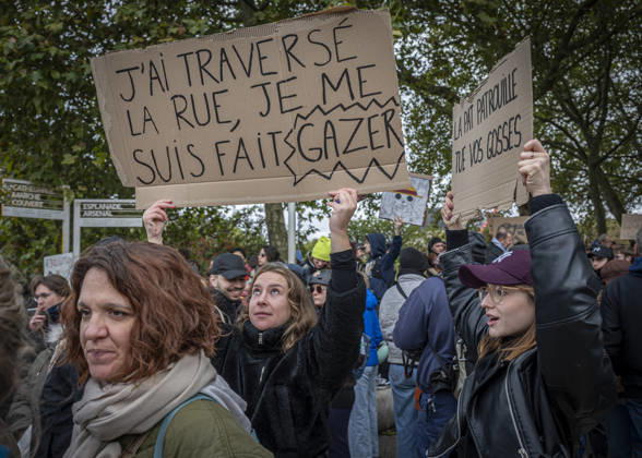 24.10.2026, Lothringen, Metz. Erneut demonstrieren am Samstag mehrere hundert Menschen im franzoesischen Metz. Schueler, Studenten, Gewerkschaften und Gelbwesten versammeln sich auf dem Place de la Republique. Von dort ziehen sie durch die Innenstadt vor das Centre Pompidou Metz. Begleitet von starken Polizeikraeften verlaeuft die Versammlung bis zum Nachmittag friedlich.