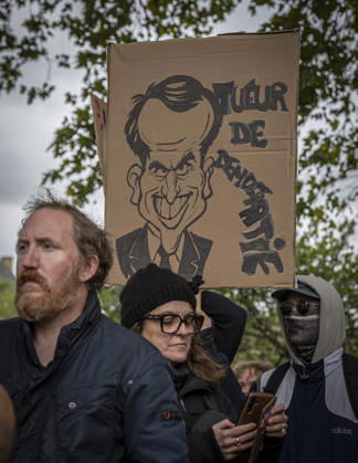 24.10.2026, Lothringen, Metz. Erneut demonstrieren am Samstag mehrere hundert Menschen im franzoesischen Metz. Schueler, Studenten, Gewerkschaften und Gelbwesten versammeln sich auf dem Place de la Republique. Von dort ziehen sie durch die Innenstadt vor das Centre Pompidou Metz. Begleitet von starken Polizeikraeften verlaeuft die Versammlung bis zum Nachmittag friedlich.
