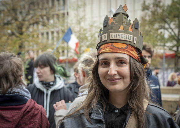 24.10.2026, Lothringen, Metz. Erneut demonstrieren am Samstag mehrere hundert Menschen im franzoesischen Metz. Schueler, Studenten, Gewerkschaften und Gelbwesten versammeln sich auf dem Place de la Republique. Von dort ziehen sie durch die Innenstadt vor das Centre Pompidou Metz. Begleitet von starken Polizeikraeften verlaeuft die Versammlung bis zum Nachmittag friedlich.