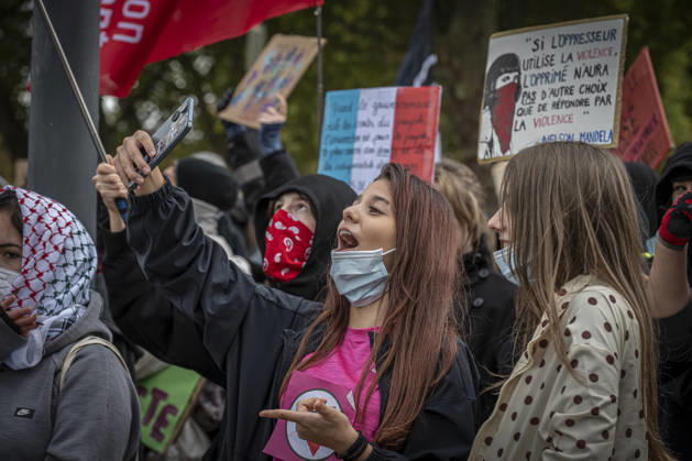 24.10.2026, Lothringen, Metz. Erneut demonstrieren am Samstag mehrere hundert Menschen im franzoesischen Metz. Schueler, Studenten, Gewerkschaften und Gelbwesten versammeln sich auf dem Place de la Republique. Von dort ziehen sie durch die Innenstadt vor das Centre Pompidou Metz. Begleitet von starken Polizeikraeften verlaeuft die Versammlung bis zum Nachmittag friedlich.