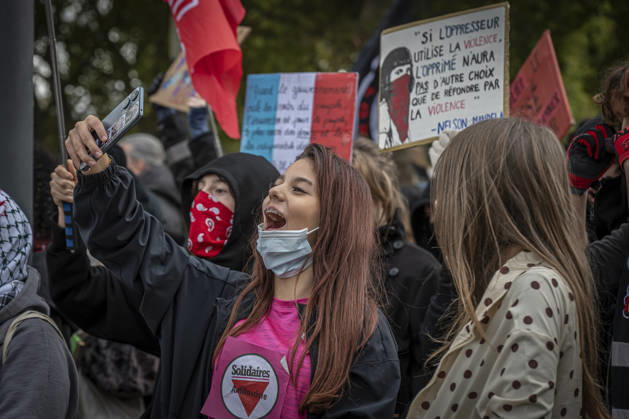 24.10.2026, Lothringen, Metz. Erneut demonstrieren am Samstag mehrere hundert Menschen im franzoesischen Metz. Schueler, Studenten, Gewerkschaften und Gelbwesten versammeln sich auf dem Place de la Republique. Von dort ziehen sie durch die Innenstadt vor das Centre Pompidou Metz. Begleitet von starken Polizeikraeften verlaeuft die Versammlung bis zum Nachmittag friedlich.