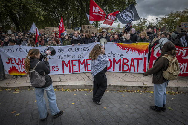 24.10.2026, Lothringen, Metz. Erneut demonstrieren am Samstag mehrere hundert Menschen im franzoesischen Metz. Schueler, Studenten, Gewerkschaften und Gelbwesten versammeln sich auf dem Place de la Republique. Von dort ziehen sie durch die Innenstadt vor das Centre Pompidou Metz. Begleitet von starken Polizeikraeften verlaeuft die Versammlung bis zum Nachmittag friedlich.