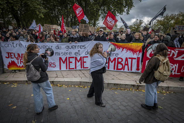 24.10.2026, Lothringen, Metz. Erneut demonstrieren am Samstag mehrere hundert Menschen im franzoesischen Metz. Schueler, Studenten, Gewerkschaften und Gelbwesten versammeln sich auf dem Place de la Republique. Von dort ziehen sie durch die Innenstadt vor das Centre Pompidou Metz. Begleitet von starken Polizeikraeften verlaeuft die Versammlung bis zum Nachmittag friedlich.