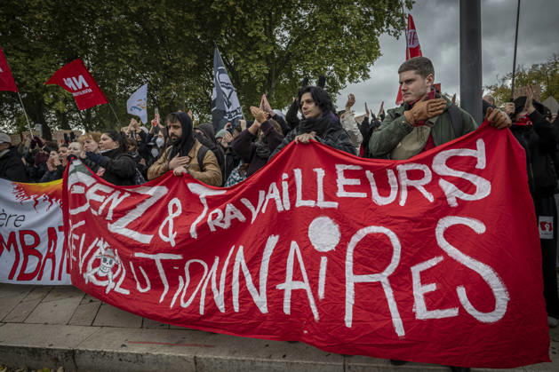 24.10.2026, Lothringen, Metz. Erneut demonstrieren am Samstag mehrere hundert Menschen im franzoesischen Metz. Schueler, Studenten, Gewerkschaften und Gelbwesten versammeln sich auf dem Place de la Republique. Von dort ziehen sie durch die Innenstadt vor das Centre Pompidou Metz. Begleitet von starken Polizeikraeften verlaeuft die Versammlung bis zum Nachmittag friedlich.