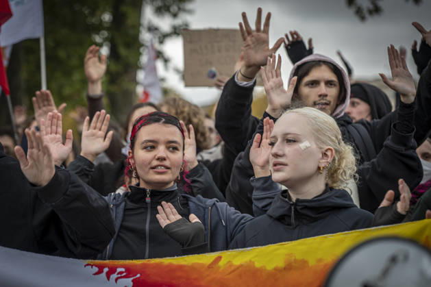 24.10.2026, Lothringen, Metz. Erneut demonstrieren am Samstag mehrere hundert Menschen im franzoesischen Metz. Schueler, Studenten, Gewerkschaften und Gelbwesten versammeln sich auf dem Place de la Republique. Von dort ziehen sie durch die Innenstadt vor das Centre Pompidou Metz. Begleitet von starken Polizeikraeften verlaeuft die Versammlung bis zum Nachmittag friedlich.