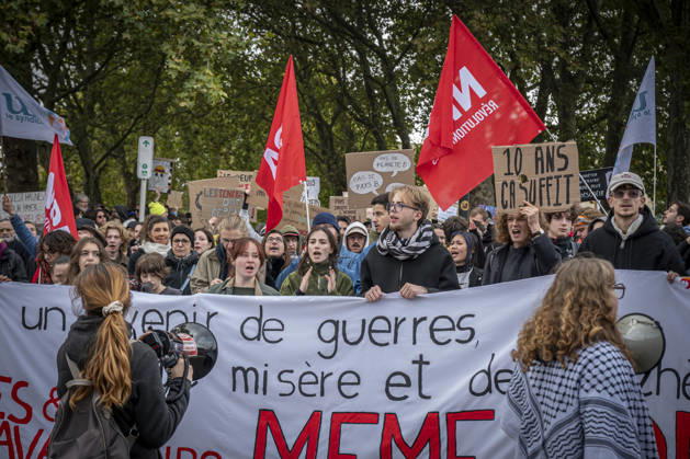 24.10.2026, Lothringen, Metz. Erneut demonstrieren am Samstag mehrere hundert Menschen im franzoesischen Metz. Schueler, Studenten, Gewerkschaften und Gelbwesten versammeln sich auf dem Place de la Republique. Von dort ziehen sie durch die Innenstadt vor das Centre Pompidou Metz. Begleitet von starken Polizeikraeften verlaeuft die Versammlung bis zum Nachmittag friedlich.