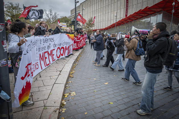 24.10.2026, Lothringen, Metz. Erneut demonstrieren am Samstag mehrere hundert Menschen im franzoesischen Metz. Schueler, Studenten, Gewerkschaften und Gelbwesten versammeln sich auf dem Place de la Republique. Von dort ziehen sie durch die Innenstadt vor das Centre Pompidou Metz. Begleitet von starken Polizeikraeften verlaeuft die Versammlung bis zum Nachmittag friedlich.