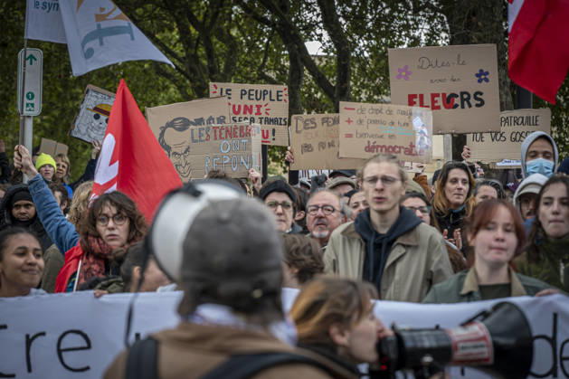 24.10.2026, Lothringen, Metz. Erneut demonstrieren am Samstag mehrere hundert Menschen im franzoesischen Metz. Schueler, Studenten, Gewerkschaften und Gelbwesten versammeln sich auf dem Place de la Republique. Von dort ziehen sie durch die Innenstadt vor das Centre Pompidou Metz. Begleitet von starken Polizeikraeften verlaeuft die Versammlung bis zum Nachmittag friedlich.