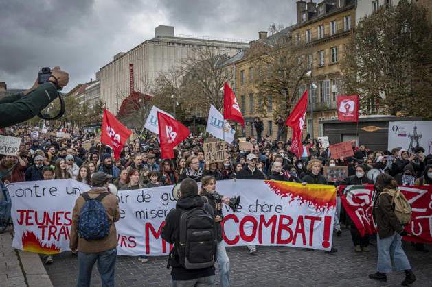 24.10.2026, Lothringen, Metz. Erneut demonstrieren am Samstag mehrere hundert Menschen im franzoesischen Metz. Schueler, Studenten, Gewerkschaften und Gelbwesten versammeln sich auf dem Place de la Republique. Von dort ziehen sie durch die Innenstadt vor das Centre Pompidou Metz. Begleitet von starken Polizeikraeften verlaeuft die Versammlung bis zum Nachmittag friedlich.
