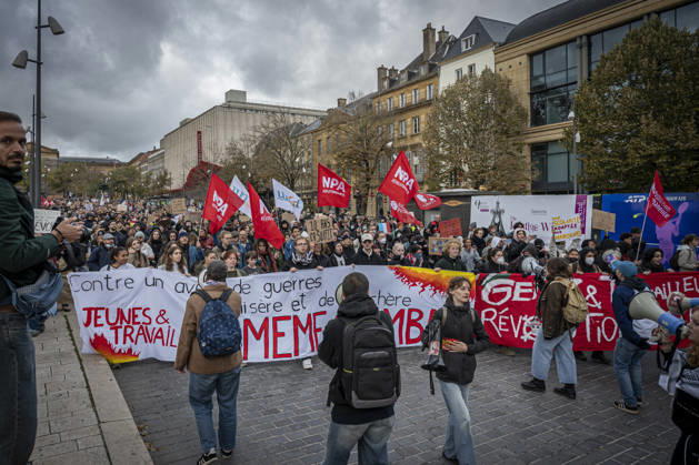 24.10.2026, Lothringen, Metz. Erneut demonstrieren am Samstag mehrere hundert Menschen im franzoesischen Metz. Schueler, Studenten, Gewerkschaften und Gelbwesten versammeln sich auf dem Place de la Republique. Von dort ziehen sie durch die Innenstadt vor das Centre Pompidou Metz. Begleitet von starken Polizeikraeften verlaeuft die Versammlung bis zum Nachmittag friedlich.