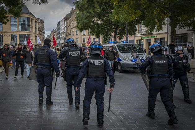 24.10.2026, Lothringen, Metz. Erneut demonstrieren am Samstag mehrere hundert Menschen im franzoesischen Metz. Schueler, Studenten, Gewerkschaften und Gelbwesten versammeln sich auf dem Place de la Republique. Von dort ziehen sie durch die Innenstadt vor das Centre Pompidou Metz. Begleitet von starken Polizeikraeften verlaeuft die Versammlung bis zum Nachmittag friedlich.