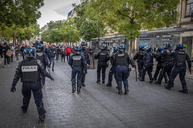 24.10.2026, Lothringen, Metz. Erneut demonstrieren am Samstag mehrere hundert Menschen im franzoesischen Metz. Schueler, Studenten, Gewerkschaften und Gelbwesten versammeln sich auf dem Place de la Republique. Von dort ziehen sie durch die Innenstadt vor das Centre Pompidou Metz. Begleitet von starken Polizeikraeften verlaeuft die Versammlung bis zum Nachmittag friedlich.
