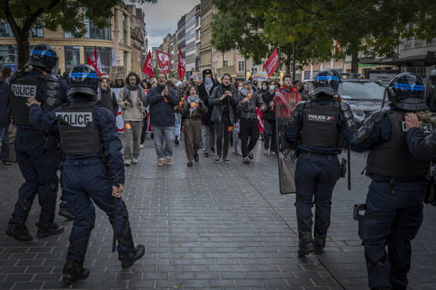 24.10.2026, Lothringen, Metz. Erneut demonstrieren am Samstag mehrere hundert Menschen im franzoesischen Metz. Schueler, Studenten, Gewerkschaften und Gelbwesten versammeln sich auf dem Place de la Republique. Von dort ziehen sie durch die Innenstadt vor das Centre Pompidou Metz. Begleitet von starken Polizeikraeften verlaeuft die Versammlung bis zum Nachmittag friedlich.