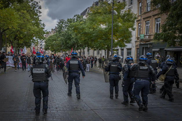 24.10.2026, Lothringen, Metz. Erneut demonstrieren am Samstag mehrere hundert Menschen im franzoesischen Metz. Schueler, Studenten, Gewerkschaften und Gelbwesten versammeln sich auf dem Place de la Republique. Von dort ziehen sie durch die Innenstadt vor das Centre Pompidou Metz. Begleitet von starken Polizeikraeften verlaeuft die Versammlung bis zum Nachmittag friedlich.