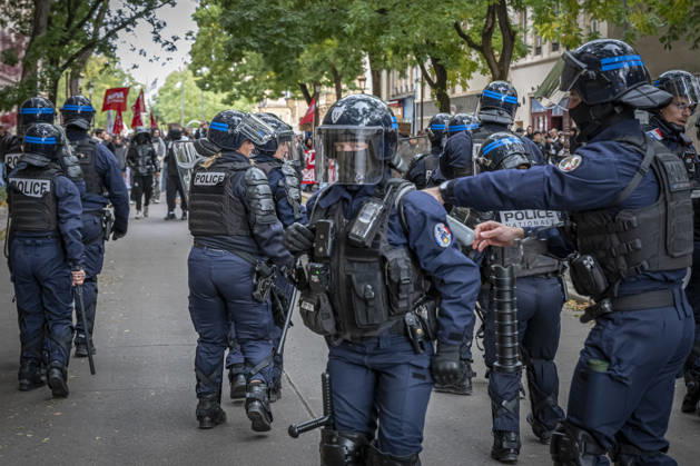 24.10.2026, Lothringen, Metz. Erneut demonstrieren am Samstag mehrere hundert Menschen im franzoesischen Metz. Schueler, Studenten, Gewerkschaften und Gelbwesten versammeln sich auf dem Place de la Republique. Von dort ziehen sie durch die Innenstadt vor das Centre Pompidou Metz. Begleitet von starken Polizeikraeften verlaeuft die Versammlung bis zum Nachmittag friedlich.