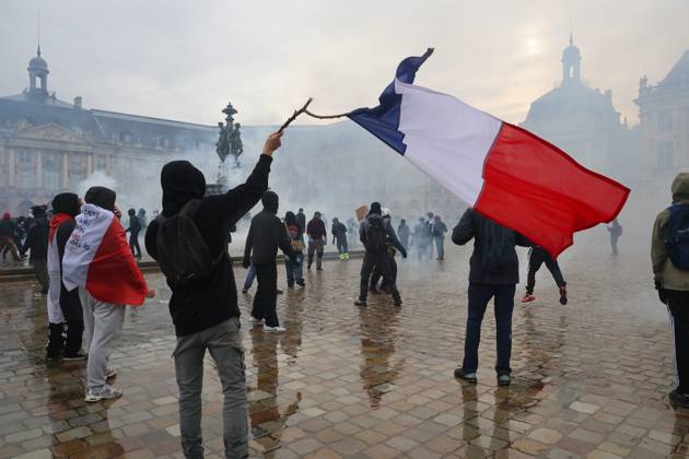 Social Movement: Protest in Bordeaux on October 24, 2026 PHOTOPQR SUD OUEST Fabien COTTEREAU Fabcot33 Bordeaux October 24, 2026 Protest in Bordeaux on October 24, 2026 Mobilization on October 2October 4: Approximately 15,000 protesters in Bordeaux; clashes broke out at the end of the march at Place de la Bourse and along the quays. France, Oct. 24, 2026. Another day of protests this Saturday, and amid fears of renewed violence and looting, restrictions on freedom of movement and assembly have increased, drawing sharp criticism from civil liberties groups. Bordeaux, Gironde, France  Copyright: xPHOTOPQR SUDxOUEST MAXPPPxFabienxCOTTEREAUx xFabcot33x 20261024SDO7696 20261024SDO7696