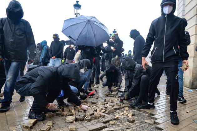 Social Movement: Protest in Bordeaux on October 24, 2026 PHOTOPQR SUD OUEST Fabien COTTEREAU Fabcot33 Bordeaux October 24, 2026 Protest in Bordeaux on October 24, 2026 Mobilization on October 2October 4: Approximately 15,000 protesters in Bordeaux; clashes broke out at the end of the march at Place de la Bourse and along the quays. France, Oct. 24, 2026. Another day of protests this Saturday, and amid fears of renewed violence and looting, restrictions on freedom of movement and assembly have increased, drawing sharp criticism from civil liberties groups. Bordeaux, Gironde, France  Copyright: xPHOTOPQR SUDxOUEST MAXPPPxFabienxCOTTEREAUx xFabcot33x 20261024SDO7700 20261024SDO7700