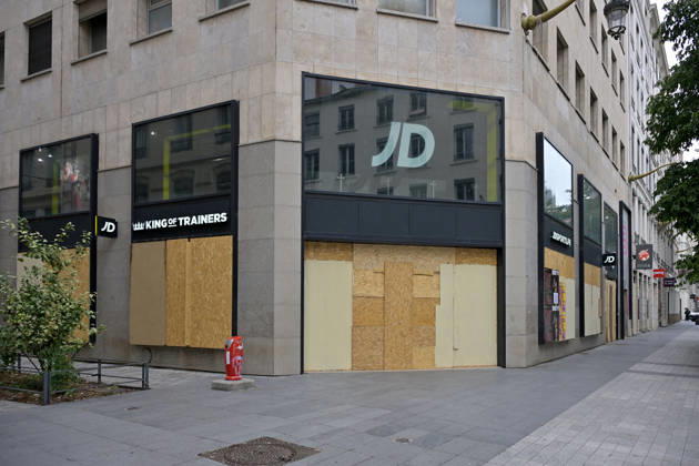 Shops Boarded Up With Wooden Panels - Lyon Shops in Lyon are boarded up with wooden panels ahead the Yellow Vests Protest Act II In Lyon, France on October 24, 2026. Photo by ABACAPRESS.COM Lyon France  Copyright: xABACAx