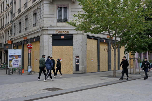Shops Boarded Up With Wooden Panels - Lyon Shops in Lyon are boarded up with wooden panels ahead the Yellow Vests Protest Act II In Lyon, France on October 24, 2026. Photo by ABACAPRESS.COM Lyon France  Copyright: xABACAx