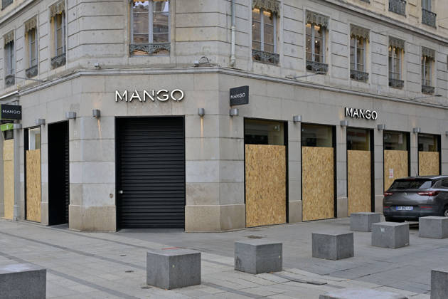 Shops Boarded Up With Wooden Panels - Lyon Shops in Lyon are boarded up with wooden panels ahead the Yellow Vests Protest Act II In Lyon, France on October 24, 2026. Photo by ABACAPRESS.COM Lyon France  Copyright: xABACAx