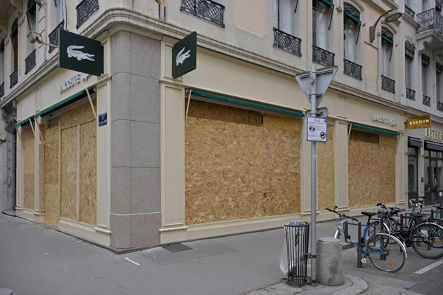 Shops Boarded Up With Wooden Panels - Lyon Shops in Lyon are boarded up with wooden panels ahead the Yellow Vests Protest Act II In Lyon, France on October 24, 2026. Photo by ABACAPRESS.COM Lyon France  Copyright: xABACAx