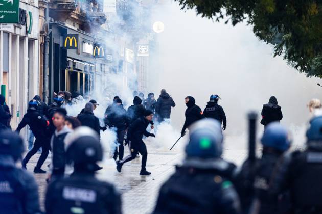 October 24 Protest: Demonstration Banned in Metz PHOTOPQR LE REPUBLICAIN LORRAIN Hugo AZMANI Metz Oct. 24, 2026 October 24 Protest: Demonstration Banned in Metz; Law enforcement used tear gas, Place de la République, France, Oct. 24, 2026 Another day of protests this Saturday, and amid fears of renewed violence and looting, restrictions on freedom of movement and assembly have multiplied, drawing sharp criticism from civil liberties groups Metz, Moselle, Lorraine, France Copyright: xPHOTOPQR LExREPUBLICAINxLORRAIN xHugoxAZMANIx 20261024RBL7831 20261024RBL7831