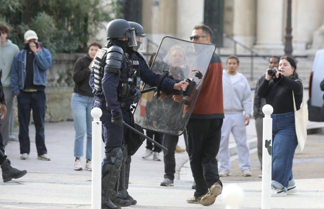 PROTESTS ON OCTOBER 24 PHOTOPQR NICE MATIN BOUTRIA LUC 10 24 2026 Photo by Boutria Luc, Nice Matin, Var Matin: PROTEST IN DOWNTOWN TOULON—TEAR GAS AND POLICE CHARGESVARD DE STRASBOURG, France, Oct. 24, 2026 Another day of protests this Saturday, and amid fears of renewed violence and looting, restrictions on freedom of movement and assembly have multiplied, drawing sharp criticism from civil liberties groups France  Copyright: xPHOTOPQR NICExMATIN MAXPPPxBOUTRIAxLUCx 20261024NIM8139 20261024NIM8139