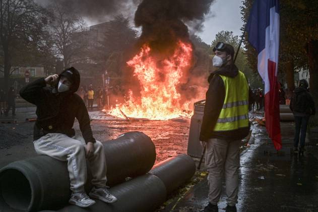 OCTOBER 24 PROTESTS PHOTOPQR OUEST FRANCE Charles BURY CAEN 10 24 2026 Act II of the protests against the high cost of living: Students, unions, and Yellow Vests, about 10,000 people in Caen, Calvados, Normandy. Photo by Charles Bury, Ouest France, France, Oct. 24, 2026. Another day of protests this Saturday, and amid fears of renewed violence and looting, restrictions on freedom of movement and assembly have multiplied, drawing sharp criticism from civil liberties groups. CAEN, France Copyright: xPHOTOPQR OUESTxFRANCE MAXPPPxCharlesxBURYx 20261024OFR8058 20261024OFR8058