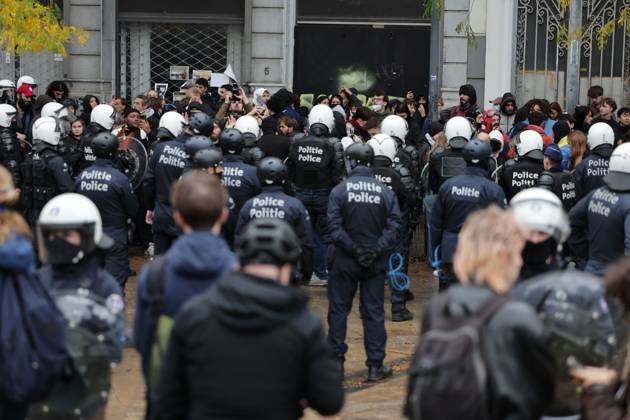 Riot police faces protestors at protests in Brussels for purchasing power, healthcare, and education, on Saturday 24 October 2026.  NICOLASxMAETERLINCK 190870764