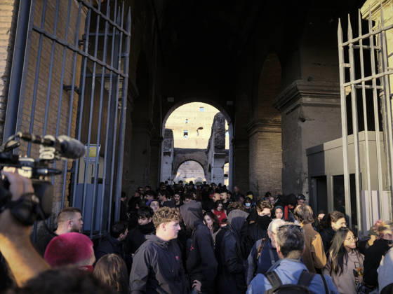Protesters Attempt to Occupy the Colosseum Rome, Italy, October 24, 2026. Demonstrators enter the Colosseum and attempt to occupy the monument during a protest in the Italian capital. The protesters remain inside the site until police arrive to intervene. The incident takes place during a demonstration in Rome, as tensions escalate between protesters and law enforcement. Rome Italy Copyright: xWWW.ANDREACALANDRA.COMx