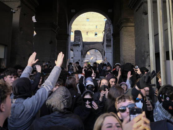Protesters Attempt to Occupy the Colosseum Rome, Italy, October 24, 2026. Demonstrators enter the Colosseum and attempt to occupy the monument during a protest in the Italian capital. The protesters remain inside the site until police arrive to intervene. The incident takes place during a demonstration in Rome, as tensions escalate between protesters and law enforcement. Rome Italy Copyright: xWWW.ANDREACALANDRA.COMx