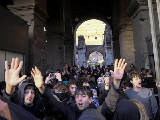 Protesters Attempt to Occupy the Colosseum Rome, Italy, October 24, 2026. Demonstrators enter the Colosseum and attempt to occupy the monument during a protest in the Italian capital. The protesters remain inside the site until police arrive to intervene. The incident takes place during a demonstration in Rome, as tensions escalate between protesters and law enforcement. Rome Italy Copyright: xWWW.ANDREACALANDRA.COMx