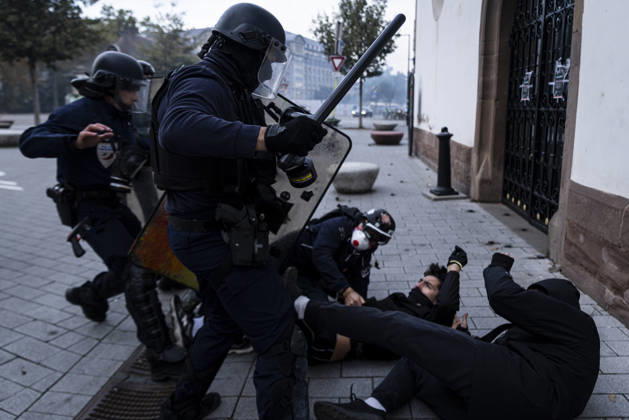 Demonstration and clashes between protesters and police in Strasbourg STRASBOURG, FRANCE - OCTOBER 24: Protesters clash with law enforcement officers during a demonstration in the city centre of Strasbourg, France on October 24, 2026. Police officers intervene to disperse groups of protesters as tear gas is deployed. Clashes, projectile throwing and property damage are reported in several streets. Barricades and burning vehicles reflect the tense situation surrounding the protest. Elyxandro Cegarra Anadolu Strasbourg France. Editorial use only. Please get in touch for any other usage.  Copyright: x2026xAnadoluxElyxandroxCegarrax