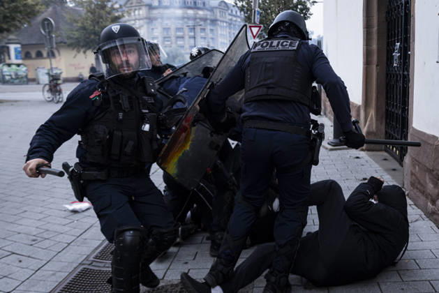 Demonstration and clashes between protesters and police in Strasbourg STRASBOURG, FRANCE - OCTOBER 24: Protesters clash with law enforcement officers during a demonstration in the city centre of Strasbourg, France on October 24, 2026. Police officers intervene to disperse groups of protesters as tear gas is deployed. Clashes, projectile throwing and property damage are reported in several streets. Barricades and burning vehicles reflect the tense situation surrounding the protest. Elyxandro Cegarra Anadolu Strasbourg France. Editorial use only. Please get in touch for any other usage.  Copyright: x2026xAnadoluxElyxandroxCegarrax