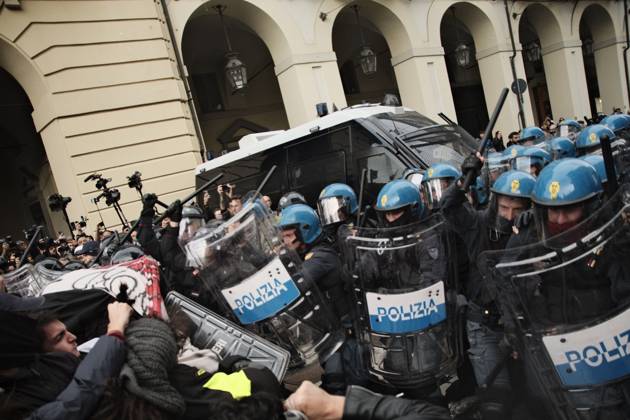 Turin Protest Against Rearmament and Inflation TURIN, ITALY - OCTOBER 24, 2026: Thousands of people took to the streets of Turin today to march against rearmament and the rising cost of living. The demonstration was met with a heavy police presence and several moments of tension, with clashes and tear gas along the route. Turin Italy Copyright: x xJulianxNelajx xJNAxPressx